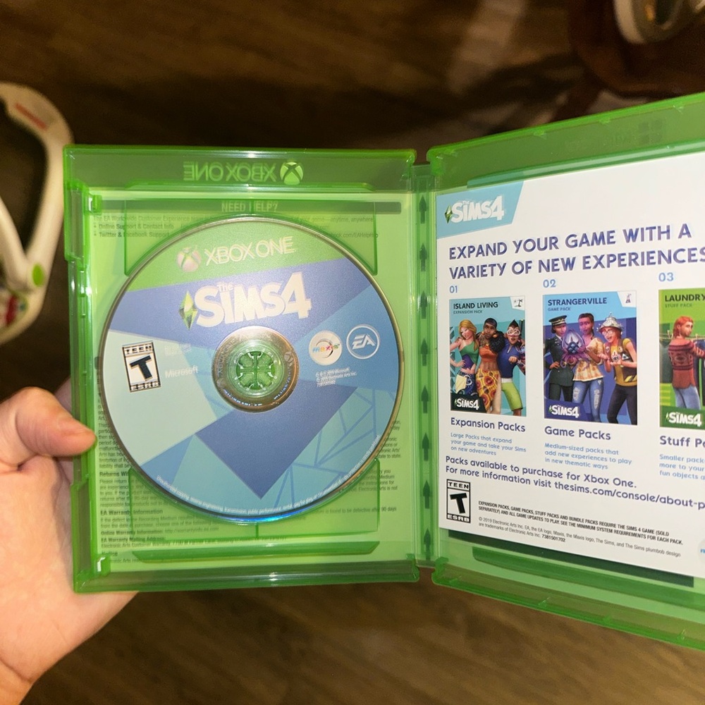 Sims 4 Xbox One Game - Picture 2 of 2
